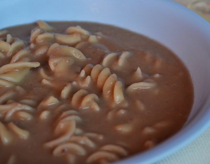 O macarrão é um incremento legal para a sopa de feijão (Foto: Reprodução)